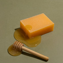 Carica l'immagine nel visualizzatore di Gallery, SAPONE ARTIGIANALE Miele